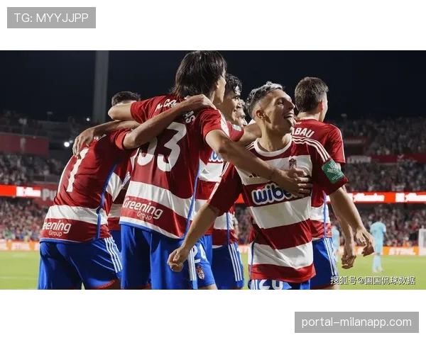 特写：点球罚失后，格拉纳达前锋乌祖尼呆立点球点久久不愿离去