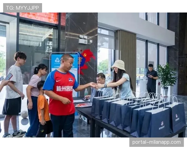 中超俱乐部开放日,球迷体验职业队理疗恢复设备 中超俱乐部开放日,球迷体验职业队理疗恢复设备